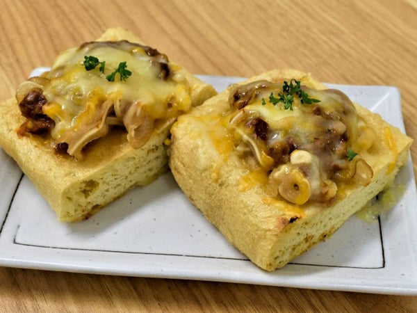 栃尾油揚げのミミガータコス風チーズ焼き